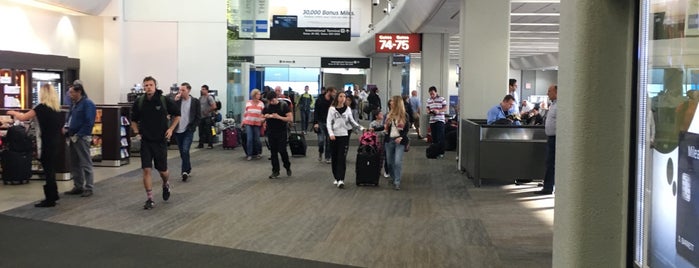 San Francisco Uluslararası Havalimanı (SFO) is one of Cenker'in Beğendiği Mekanlar.