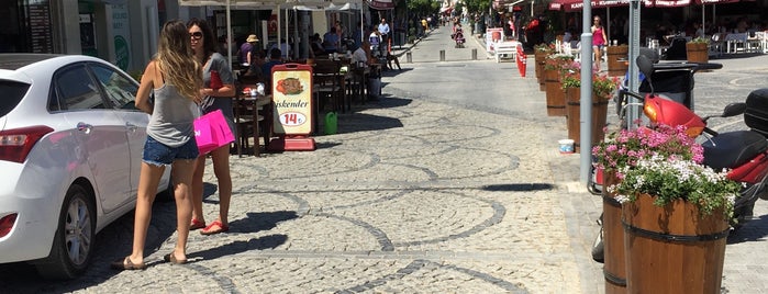 Çeşme Çarşı is one of สถานที่ที่ Cenker ถูกใจ.