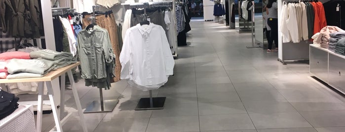 H&M is one of Alejandroさんのお気に入りスポット.
