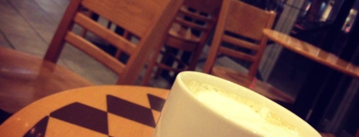 Starbucks is one of Kazuakiさんのお気に入りスポット.