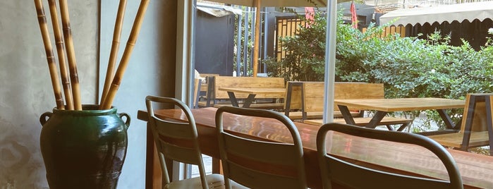 Niwa Yard Café is one of cafe - food ( tehran ).