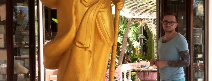 Chùa Ngọc Sơn is one of Lugares favoritos de Artem.