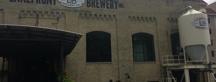 Lakefront Brewery is one of สถานที่ที่ Greg ถูกใจ.