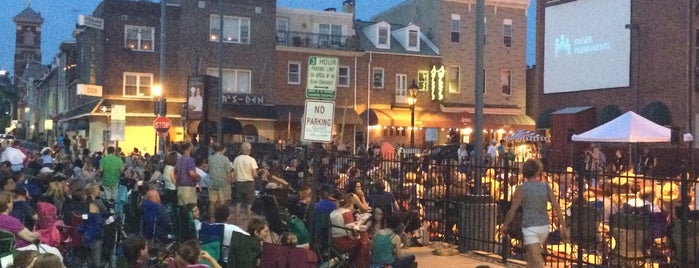 Little Italy Summer Outdoor Movies is one of Lieux qui ont plu à Greg.