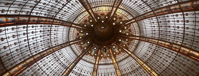 Theory - Galleries Lafayette is one of Lugares que visitei.