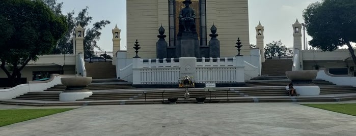 King Buddha Yodfa Chulaloke Monument (King Rama I) is one of Thailand.