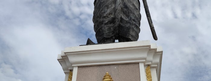 King Anouvong Statue is one of Laos.