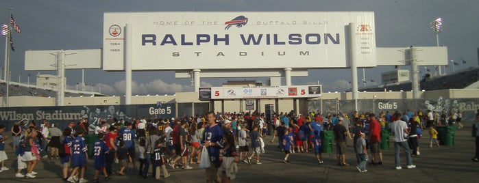 ラルフ・ウィルソン・スタジアム is one of Stadiums & Arenas.