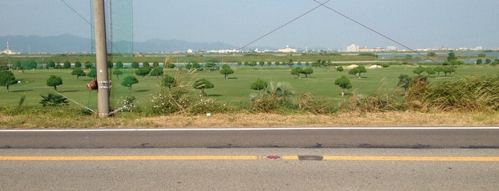 Tokushima Golf Club Yoshinogawa Course is one of 河川敷ゴルフ.