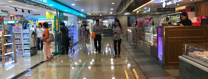 Watsons is one of สถานที่ที่ Leo ถูกใจ.