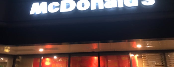 マクドナルド is one of McDonald's in Beijing.