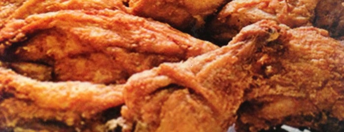 Dinah's Family Restaurant is one of Chris' Fried Chicken To-Fry List.
