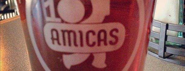 Amica's Wood Fired Pizza & Microbrews is one of Locais curtidos por Kim.