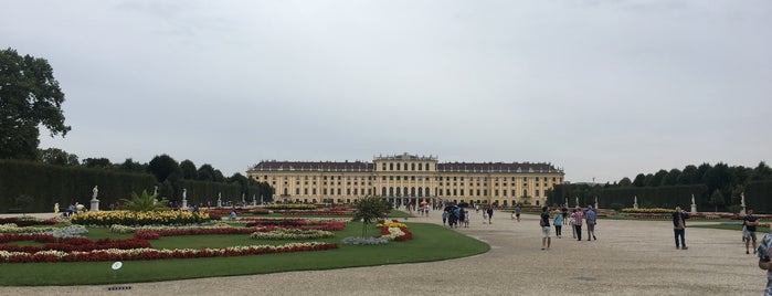 Schloss Schönbrunn is one of Orte, die Andre gefallen.