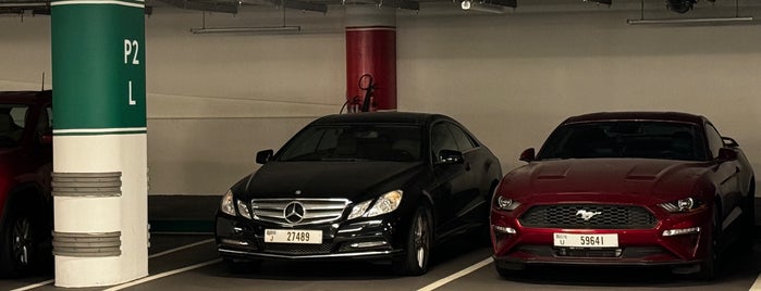 Dubai Mall Parking is one of Lugares favoritos de George.