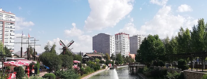 Aksu Park is one of Sezgin'in Beğendiği Mekanlar.