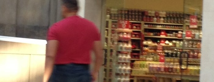 Yankee Candle Outlet is one of Lugares favoritos de Joe.