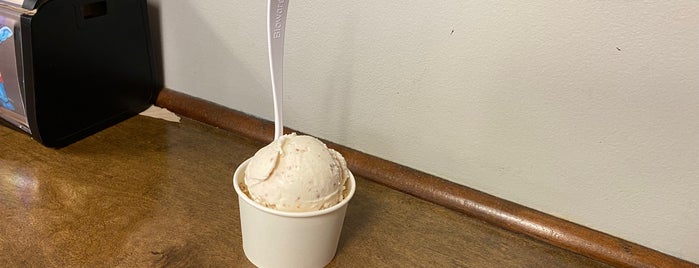 Dave's Hawaiian Ice Cream is one of Lugares favoritos de 板津.