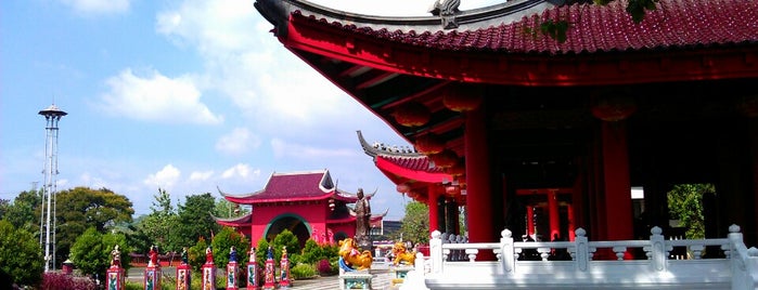 Sam Poo Kong Temple (Zheng He Temple) is one of Vihara/Temple in Indonesia.