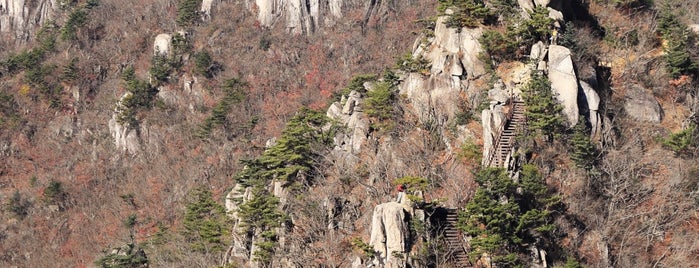 가야산 is one of South Korea's mountains.