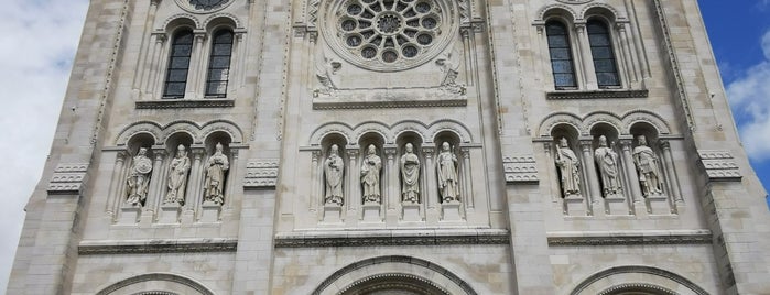 Basilique Saint-Donatien-et-Saint-Rogatien is one of Visites.