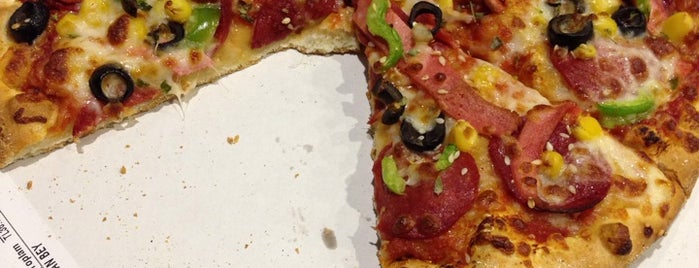 Domino's Pizza is one of Lugares favoritos de Emel🦋.