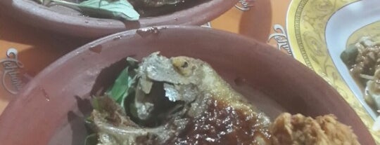 Bebek Penyet "Mila Hadi" is one of Must-visit Food in Banjarmasin.