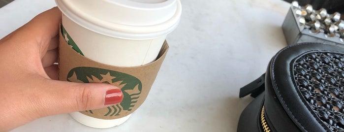 Starbucks is one of gamzeさんのお気に入りスポット.