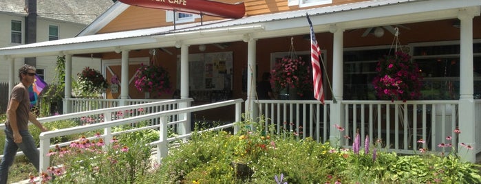 UpRiver Cafe is one of Lugares favoritos de Bill.
