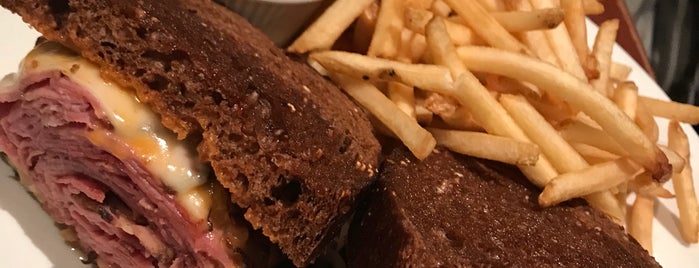 Reuben's Deli & Steaks is one of Patさんのお気に入りスポット.
