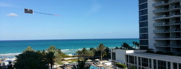Eden Roc Resort Miami Beach is one of สถานที่ที่ Emily ถูกใจ.