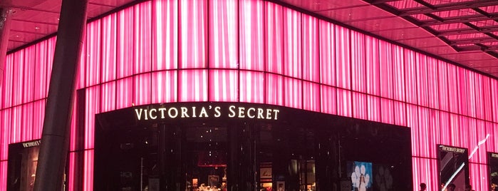 Victoria's Secret is one of Jaqueline'nin Beğendiği Mekanlar.