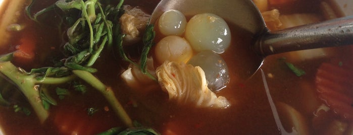 Ruen Rim Naam Seafood is one of Kanokporn 님이 좋아한 장소.