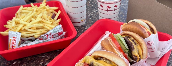 In-N-Out Burger is one of Locais curtidos por Moe.