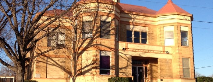 Kinney County Court House is one of Tempat yang Disukai Amby.