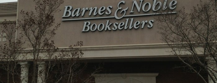 Barnes & Noble is one of Lugares favoritos de Lisa.