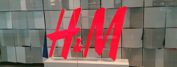 H&M is one of Locais curtidos por Anastasiya.