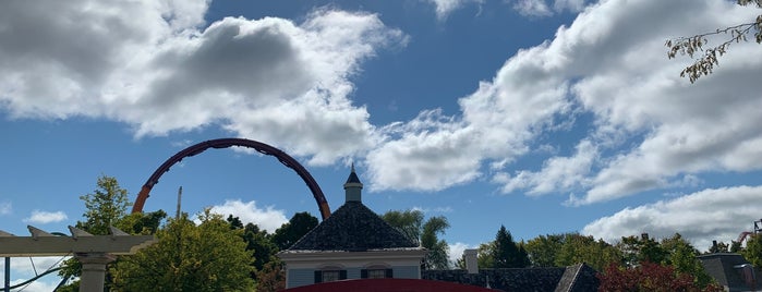 The Dark Knight Coaster is one of SIX FLAGS GREAT AMERICA.