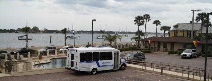 Bayfront Inn is one of สถานที่ที่ Greg ถูกใจ.