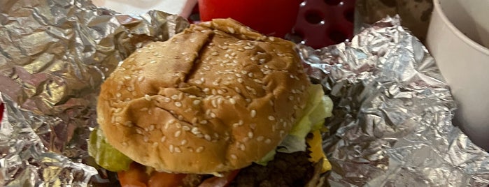 Five Guys is one of Locais curtidos por Waleed.