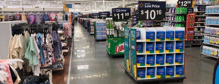 Walmart Supercenter is one of Tempat yang Disukai Eve.
