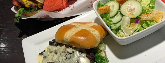 Red Robin Gourmet Burgers and Brews is one of Tunisiaさんのお気に入りスポット.