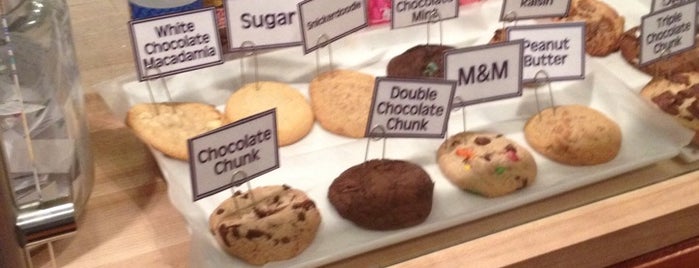 Insomnia Cookies is one of Lugares favoritos de Chris.