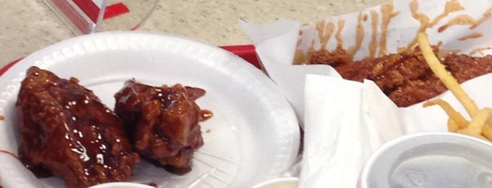 Kentucky Fried Chicken KFC is one of สถานที่ที่ Violeta ถูกใจ.