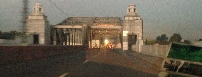 Quiapo Bridge is one of สถานที่ที่ Jonjon ถูกใจ.