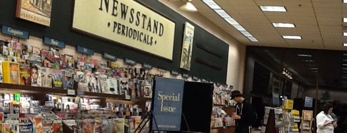 Barnes & Noble is one of Rossさんのお気に入りスポット.