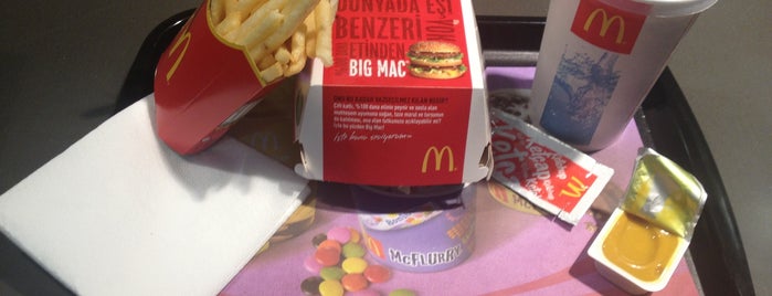McDonald's is one of Lieux qui ont plu à PıN@R.