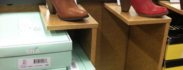 DSW Designer Shoe Warehouse is one of Lugares favoritos de Joanna.