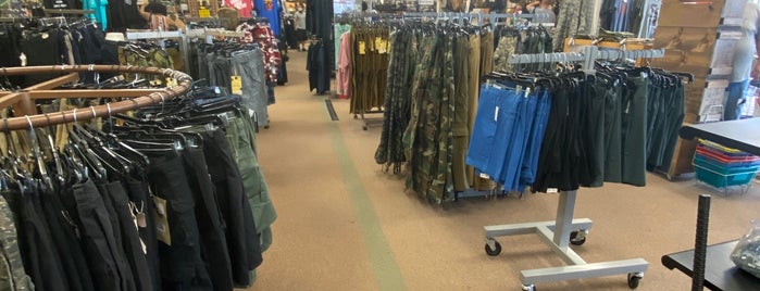 Harry's Army Surplus is one of Tempat yang Disukai ENGMA.