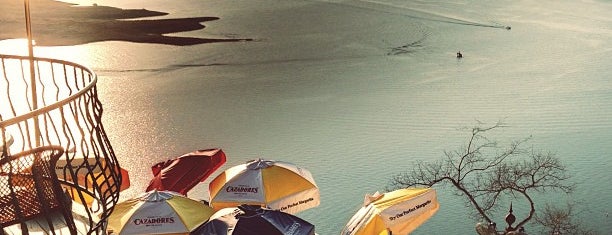 The Oasis on Lake Travis is one of Lugares favoritos de Jarrod.